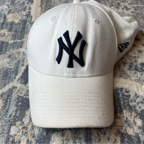 New Era White Yankees NY Logo Cap - Picture 1 of 5